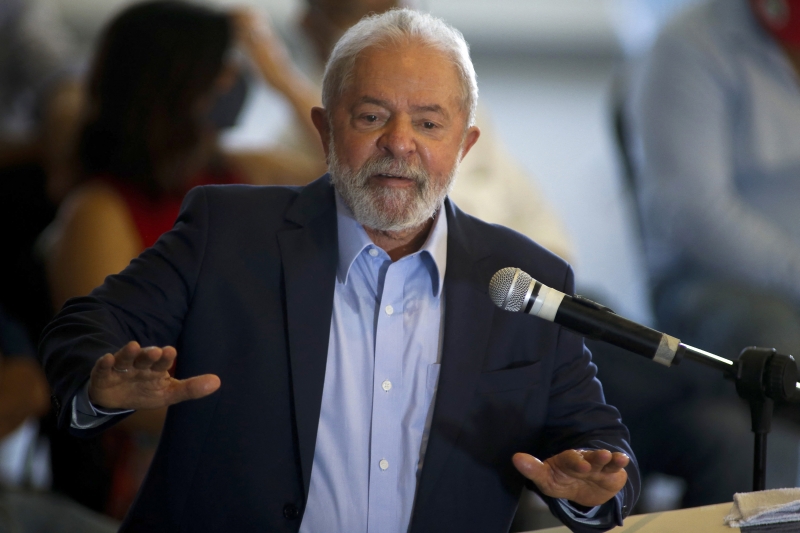 O ex-presidente Lula (PT) reuniu-se nesta segunda-feira (23) em Fortaleza com dois políticos de grupos adversários