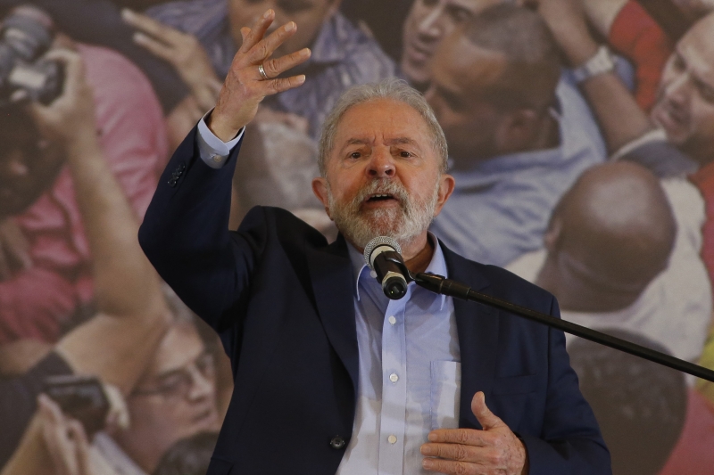 Para Lula, não era preciso "inventar um desfile militar" para entregar o convite