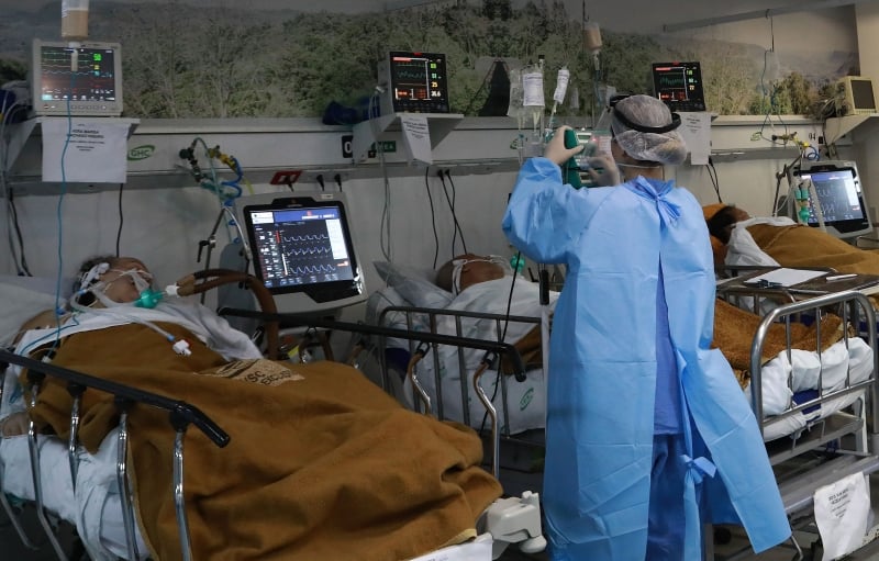 Ocupação geral de leitos de UTI estava em 111,1% nesta sexta-feira