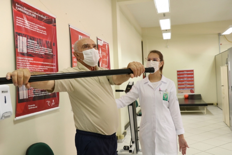 Zeno Ribeiro Borges faz exercícios há quatro meses para recuperar a capacidade respiratória pós-doença