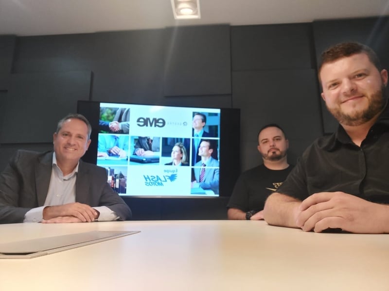 Mauricio Selhane Pinto (esquerda), Lucas Guimar&atilde;es (centro), Filipe Guimar&atilde;es (direita),  administram a Flash Motos Foto: Luana Castro/divulga&ccedil;&atilde;o/JC