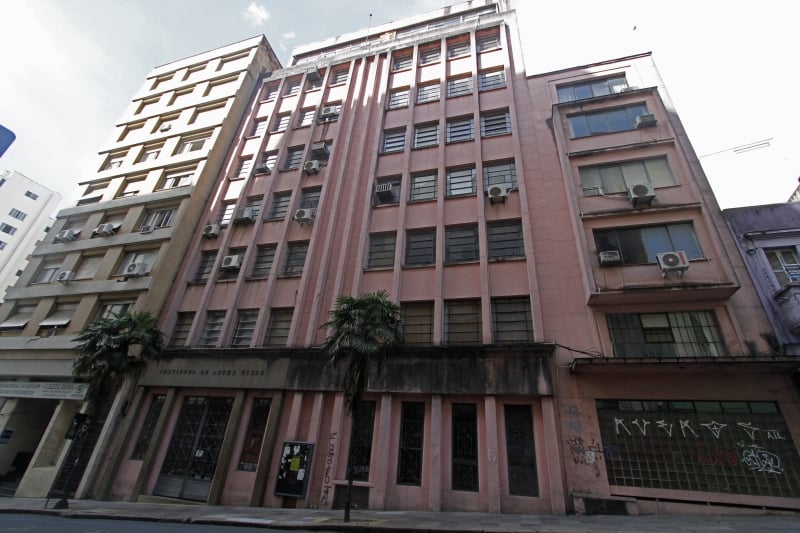 {'nm_midia_inter_thumb1':'https://www.jornaldocomercio.com/_midias/jpg/2021/03/12/206x137/1_ma_120321___predios__23_-9269079.jpg', 'id_midia_tipo':'2', 'id_tetag_galer':'', 'id_midia':'604bd10f88f09', 'cd_midia':9269079, 'ds_midia_link': 'https://www.jornaldocomercio.com/_midias/jpg/2021/03/12/ma_120321___predios__23_-9269079.jpg', 'ds_midia': 'Além de professor da universidade, idealizou o prédio do Instituto de Artes', 'ds_midia_credi': 'MARIANA ALVES/JC', 'ds_midia_titlo': 'Além de professor da universidade, idealizou o prédio do Instituto de Artes', 'cd_tetag': '1', 'cd_midia_w': '800', 'cd_midia_h': '533', 'align': 'Left'}