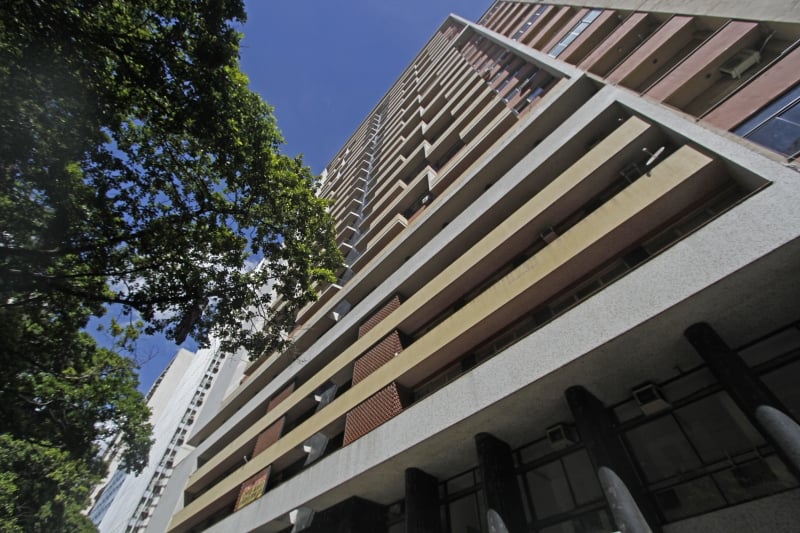 {'nm_midia_inter_thumb1':'', 'id_midia_tipo':'2', 'id_tetag_galer':'', 'id_midia':'604bd10f88f09', 'cd_midia':9269093, 'ds_midia_link': 'https://www.jornaldocomercio.com/_midias/jpg/2021/03/12/ma_120321___predios__2_-9269093.jpg', 'ds_midia': 'Edifício Jaguaribe ', 'ds_midia_credi': 'MARIANA ALVES/JC', 'ds_midia_titlo': 'Edifício Jaguaribe ', 'cd_tetag': '1', 'cd_midia_w': '800', 'cd_midia_h': '533', 'align': 'Left'}