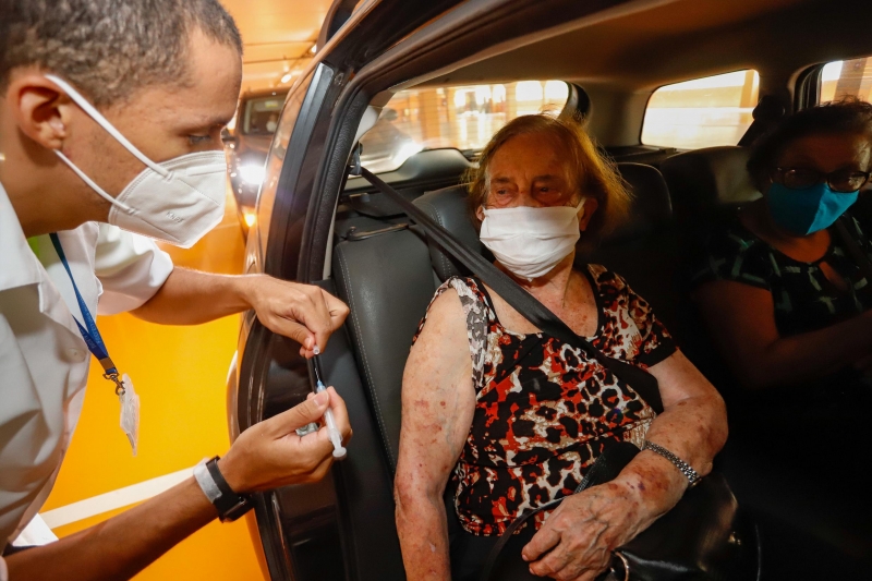 Mais de 1,7 mil pessoas receberam a primeira e segunda doses nos drive-thrus nesse sábado