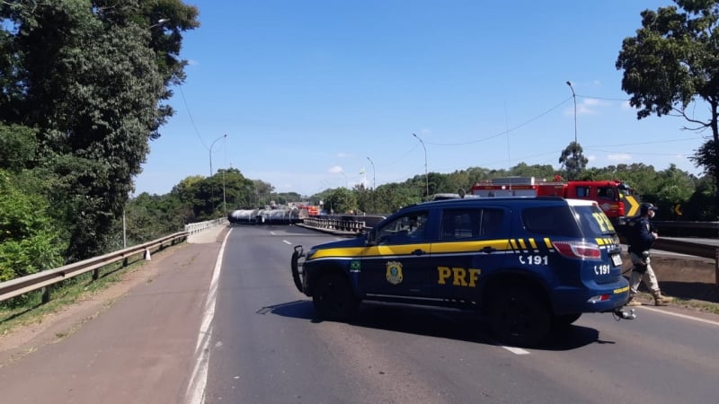 Caminhão ficou atravessado na ponte, após a explosão que provocou a morte do motorista