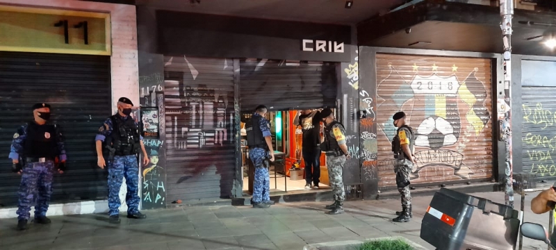 Os estabelecimentos fechados durante a fiscalização reuniam clientes em seu interior