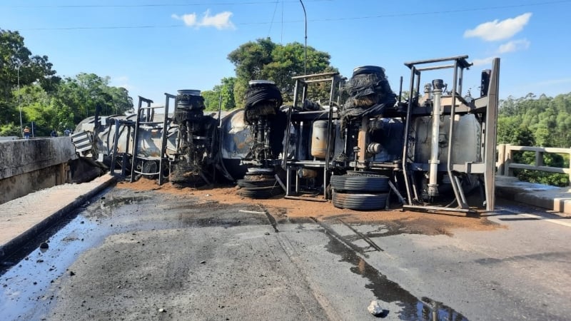 {'nm_midia_inter_thumb1':'https://www.jornaldocomercio.com/_midias/jpg/2021/03/14/206x137/1_acidente_caminhao_combustivel_jornal_do_come_rcio-9269724.jpg', 'id_midia_tipo':'2', 'id_tetag_galer':'', 'id_midia':'604e0d2fc735f', 'cd_midia':9269724, 'ds_midia_link': 'https://www.jornaldocomercio.com/_midias/jpg/2021/03/14/acidente_caminhao_combustivel_jornal_do_come_rcio-9269724.jpg', 'ds_midia': 'Acidente - estrada - Rio Grande do Sul - Estrela - em ponte do km 350, na BR-386. caminh&atilde;o com combust&iacute;vel explodiu  - Fepam - verifica contamina&ccedil;&atilde;o na &aacute;rea ', 'ds_midia_credi': 'FEPAM/TWITTER/DIVULGA&Ccedil;&Atilde;O/JC', 'ds_midia_titlo': 'Acidente - estrada - Rio Grande do Sul - Estrela - em ponte do km 350, na BR-386. caminh&atilde;o com combust&iacute;vel explodiu  - Fepam - verifica contamina&ccedil;&atilde;o na &aacute;rea ', 'cd_tetag': '1', 'cd_midia_w': '800', 'cd_midia_h': '450', 'align': 'Left'}