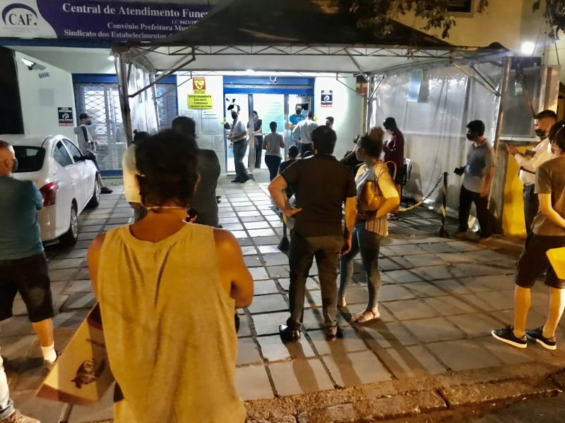 Muitos familiares de mortos por Covid-19 aguardavam na central de óbitos na noite de sábado