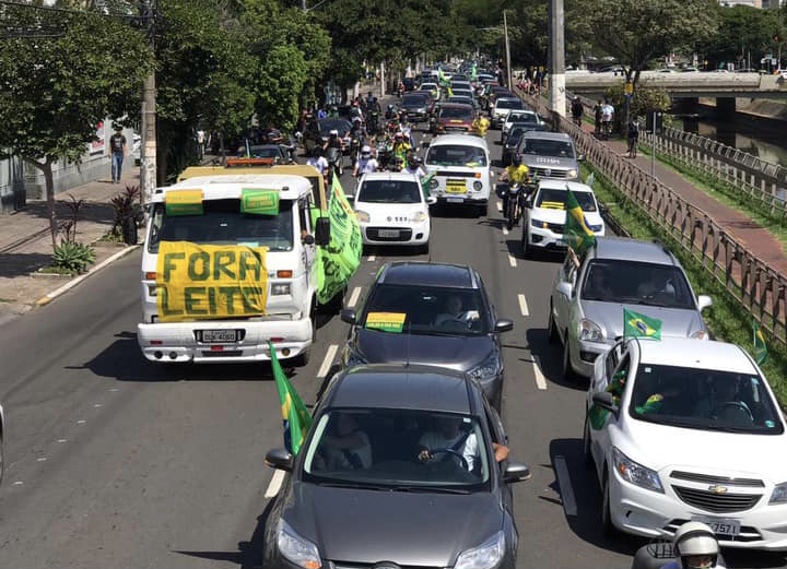 Veículos percorreram bairros de Porto Alegre neste domingo, em defesa da reabertura da economia