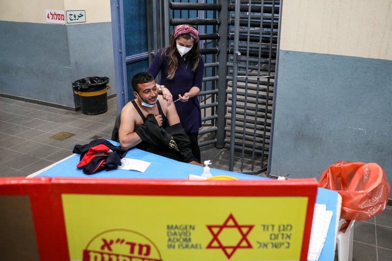 Ao menos 100 mil palestinos que mantêm contato regular com israelenses em seus locais de trabalho foram imunizados