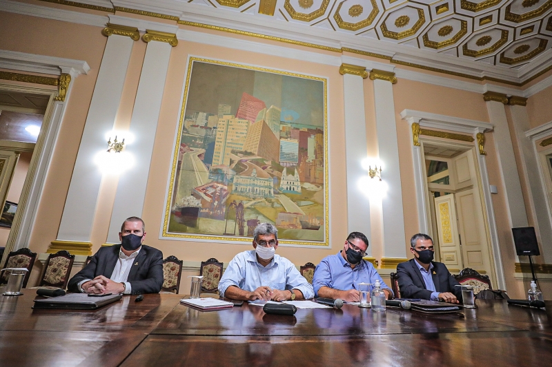 Prefeito Sebastião Melo (de branco) detalhou modificação das normas