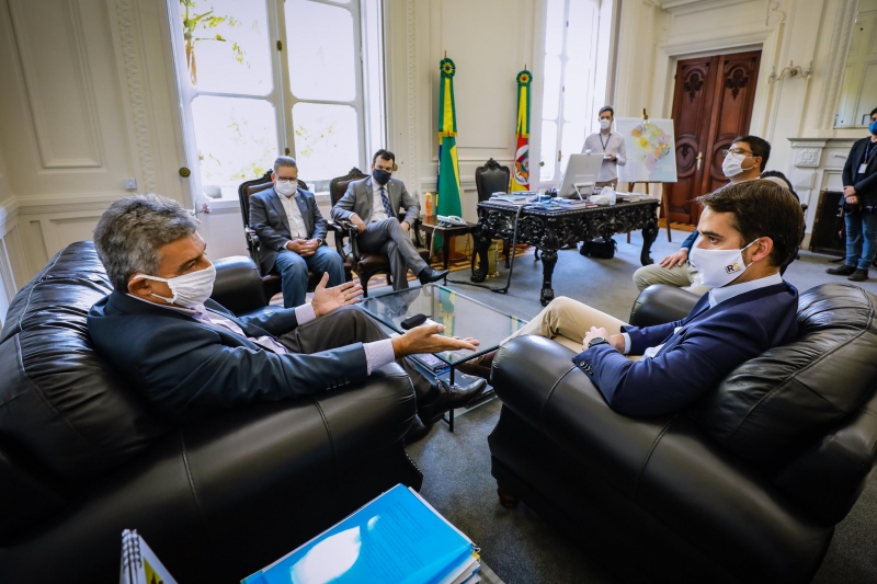Decreto do prefeito Sebastião Melo (e) contraria decisão em vigor determinada por Eduardo Leite (d)