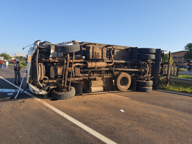 Caminhão-baú tombou no trecho da rodovia entre Sapucaia do Sul e Gravataí