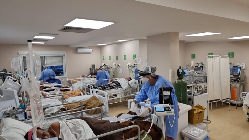 Além da emergência estar superlotada (foto), todos os leitos da UTI estão ocupados pela pandemia