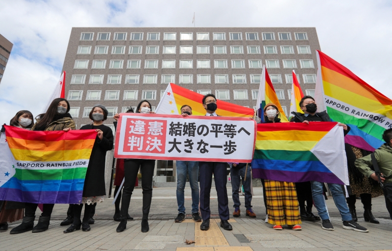 Autores da ação e seus apoiadores exibiram bandeiras e faixas com as cores do arco-íris na frente do tribunal de Sapporo