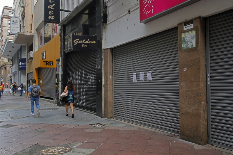 Decreto editado pela Prefeitura permitia funcionamento de comércio e serviços não essenciais