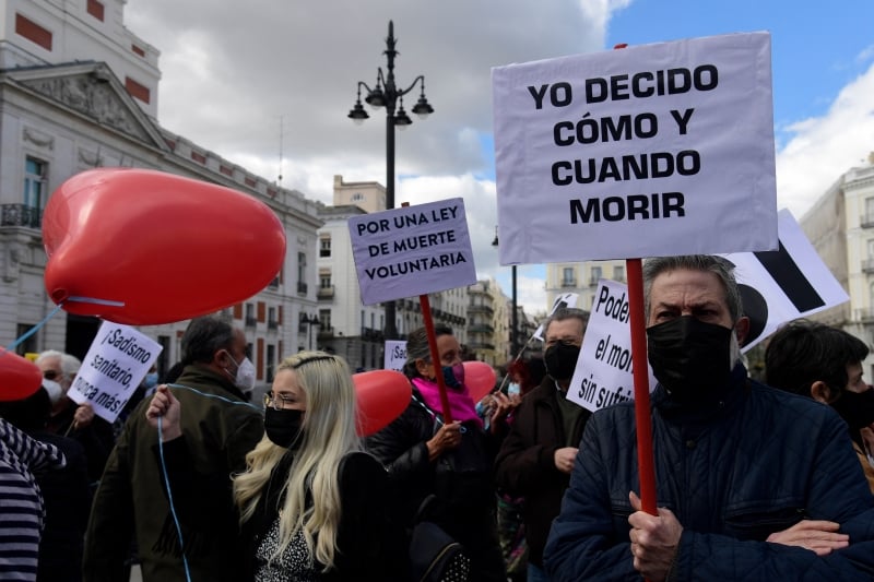 Do lado de fora do prédio do Parlamento espanhol, houve manifestações contra e a favor da lei sobre a eutanásia