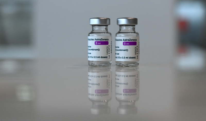 Ainda que raros, riscos de acidentes vasculares graves ligados ao imunizante preocupam o país