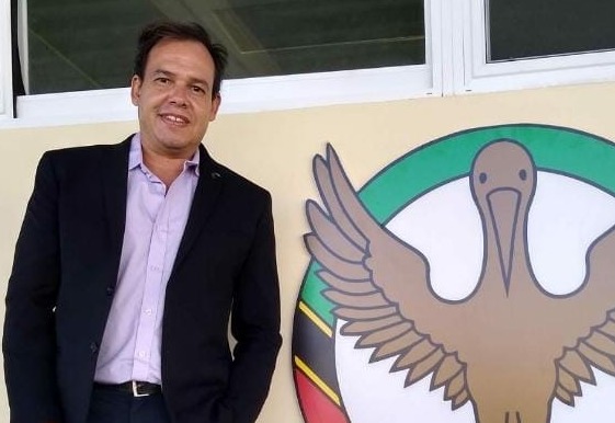 Leonardo Neiva é técnico de São Cristóvão e Névis, nação caribenha dividida em duas ilhas que dão nome ao país
