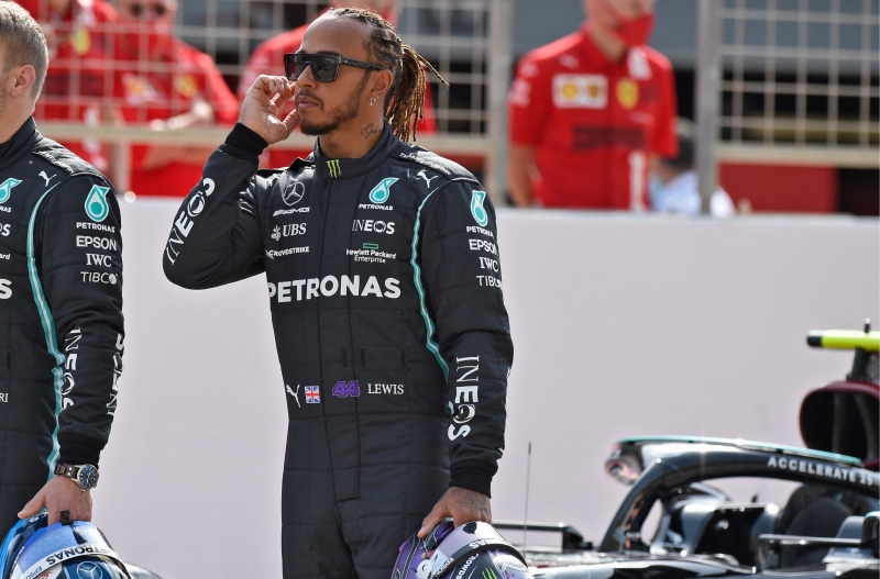 Rivalidade com Max Verstappen vem motivando Hamilton a seguir na categoria
