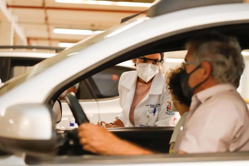 Idosos podem buscar os três drive-thrus que terão as doses neste sábado em Porto Alegre