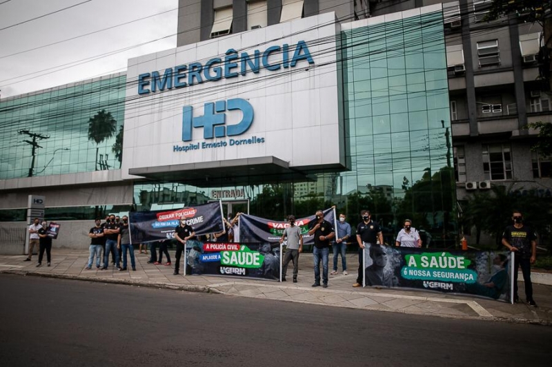 {'nm_midia_inter_thumb1':'https://www.jornaldocomercio.com/_midias/jpg/2021/03/22/206x137/1_e558b2c7_f7c0_4530_9baf_ff3744f9f702-9274877.jpg', 'id_midia_tipo':'2', 'id_tetag_galer':'', 'id_midia':'6058eac6a1954', 'cd_midia':9274877, 'ds_midia_link': 'https://www.jornaldocomercio.com/_midias/jpg/2021/03/22/e558b2c7_f7c0_4530_9baf_ff3744f9f702-9274877.jpg', 'ds_midia': 'Ato da Ugeirm teve aplauso coletivo em frente o Hospital Ernesto Dornelles', 'ds_midia_credi': 'LUIZA CASTRO/DIVULGA&Ccedil;&Atilde;O/JC', 'ds_midia_titlo': 'Ato da Ugeirm teve aplauso coletivo em frente o Hospital Ernesto Dornelles', 'cd_tetag': '1', 'cd_midia_w': '800', 'cd_midia_h': '533', 'align': 'Left'}