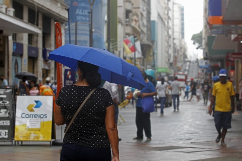 Apesar da chuva insistente, consumidor retornou ao Centro da Capital nesta segunda-feira