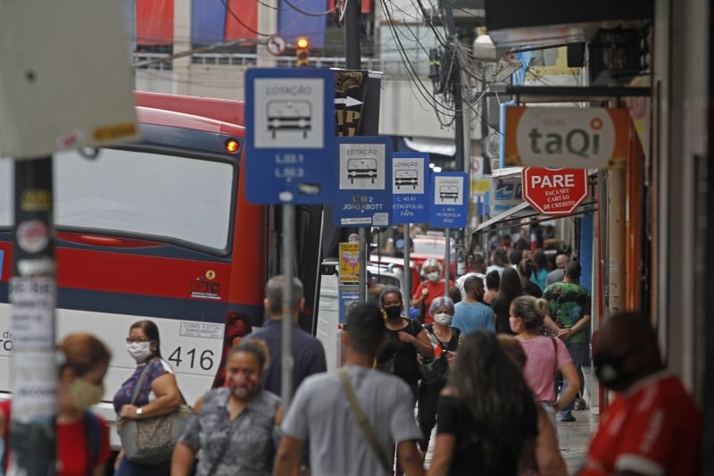 Foram 8.590 novos casos confirmados de coronavírus somente nas últimas 24 horas