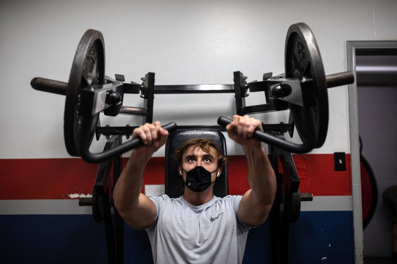 Academias, clubes e quadras esportivas são de risco alto e devem observar protocolos rígidos