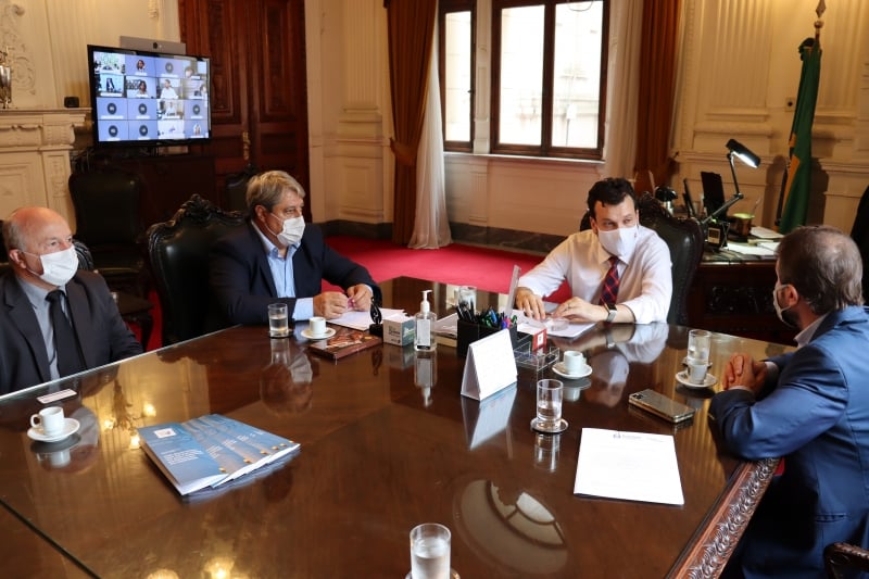 Gestores de Gramado estiveram em reunião presencial com o chefe da Casa Civil, Artur Lemos Jr (c)