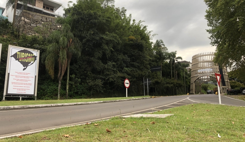 {'nm_midia_inter_thumb1':'https://www.jornaldocomercio.com/_midias/jpg/2021/03/23/206x137/1_setor_do_turismo_faz_manifestac_a_o_pelo_direito_de_trabalhar_em_bento_gonc_alves___cre_dito_alessandro_manzoni__exata_comunicac_a_o__1_-9275433.jpg', 'id_midia_tipo':'2', 'id_tetag_galer':'', 'id_midia':'6059e3c967cb7', 'cd_midia':9275433, 'ds_midia_link': 'https://www.jornaldocomercio.com/_midias/jpg/2021/03/23/setor_do_turismo_faz_manifestac_a_o_pelo_direito_de_trabalhar_em_bento_gonc_alves___cre_dito_alessandro_manzoni__exata_comunicac_a_o__1_-9275433.jpg', 'ds_midia': 'Setor do turismo faz manifestação pelo direito de trabalhar em Bento Gonçalves ', 'ds_midia_credi': 'Alessandro Manzoni / Exata Comunicação / Divulgação / JC', 'ds_midia_titlo': 'Setor do turismo faz manifestação pelo direito de trabalhar em Bento Gonçalves ', 'cd_tetag': '1', 'cd_midia_w': '800', 'cd_midia_h': '464', 'align': 'Left'}