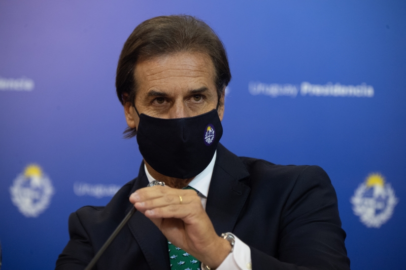 Lacalle Pou anunciou medidas, como fechamento de lojas de fronteira, após identificar variante brasileira do vírus