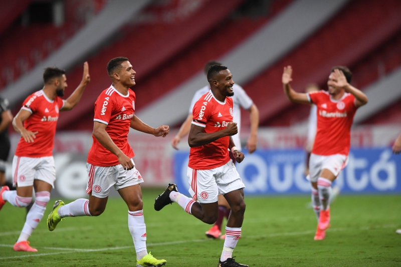 Edenilson saiu do banco de reservas e marcou o primeiro gol da vitória colorada por 2 a 0, no Beira-Rio
