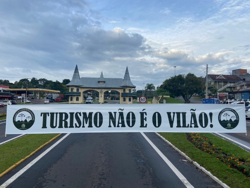 Protestos de empresários da região pediram pela reabertura das atrações turísticas em bandeira preta