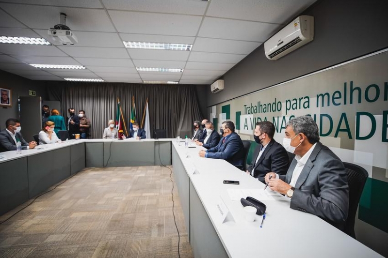 Eleição de Melo (d) foi definida por consenso, em assembleia geral dos prefeitos da RMPA