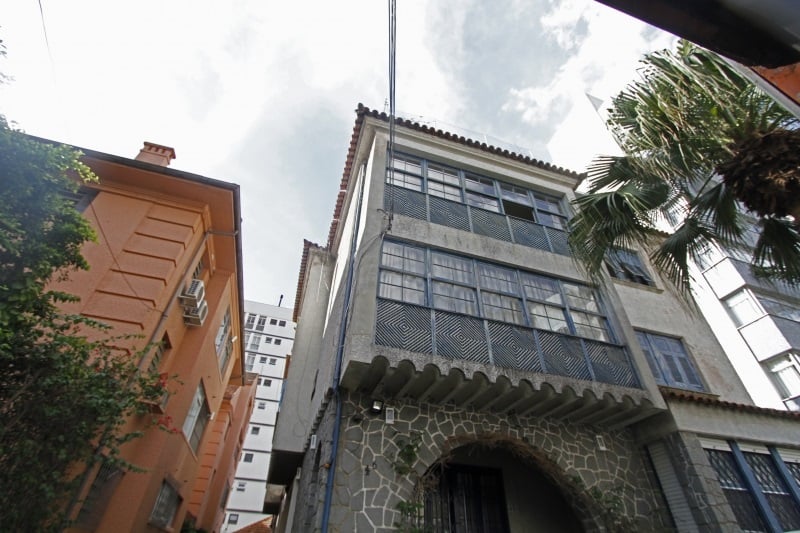 {'nm_midia_inter_thumb1':'https://www.jornaldocomercio.com/_midias/jpg/2021/03/25/206x137/1_ma_12032-9277961.jpg', 'id_midia_tipo':'2', 'id_tetag_galer':'', 'id_midia':'605ce8d8e4b8c', 'cd_midia':9277961, 'ds_midia_link': 'https://www.jornaldocomercio.com/_midias/jpg/2021/03/25/ma_12032-9277961.jpg', 'ds_midia': ' Edifício João Ibañez é inspirado no Grande Hotel de Ouro Preto (MG)', 'ds_midia_credi': 'MARIANA ALVES/JC ', 'ds_midia_titlo': ' Edifício João Ibañez é inspirado no Grande Hotel de Ouro Preto (MG)', 'cd_tetag': '1', 'cd_midia_w': '800', 'cd_midia_h': '533', 'align': 'Left'}