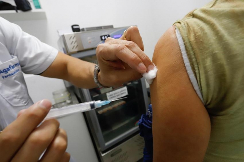 Nesta sexta-feira (26), começou a vacinação de idosos com 71 anos ou mais