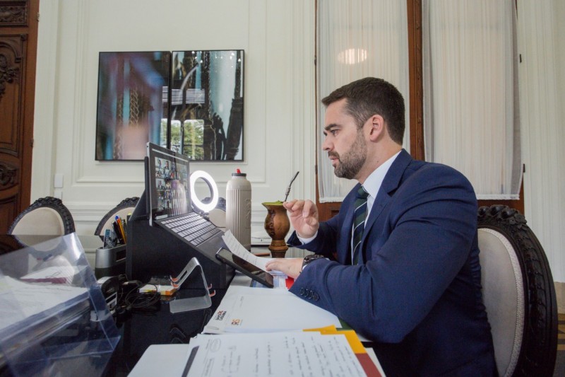 Governador Eduardo Leite defendeu foco no distanciamento social e menos confronto do Planalto