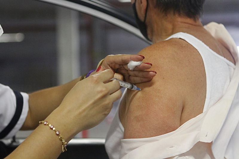 Por enquanto, vacinação está disponível para idosos de 70 anos a partir deste sábado (27)