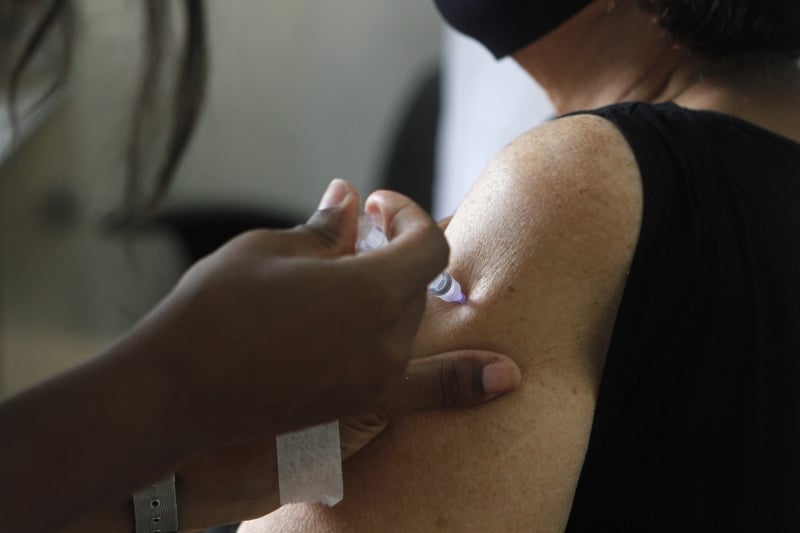 Vacinação ocorre em três unidades de saúde, no drive-thru do Estádio Beira-Rio e no ônibus da SMS