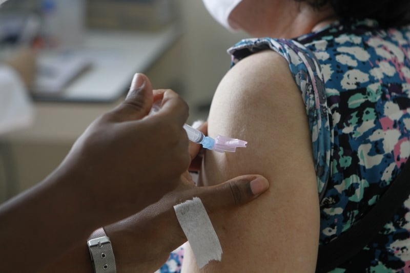 O atendimento nos postos ocorre das 8h até as 17h. Já os drives operam das 9h às 17h