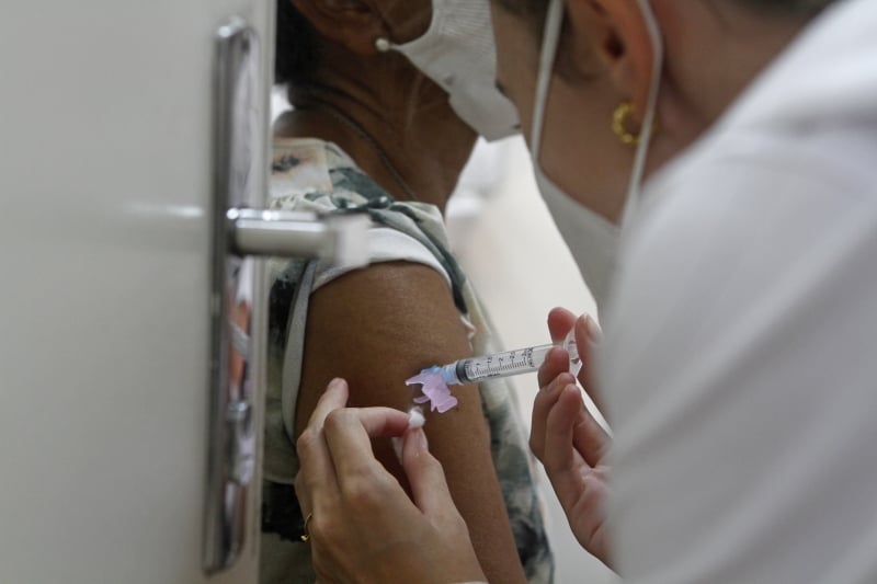 Para evitar desperdícios, eventuais sobras de vacina  podem ser aplicadas em pessoas dos grupos prioritários