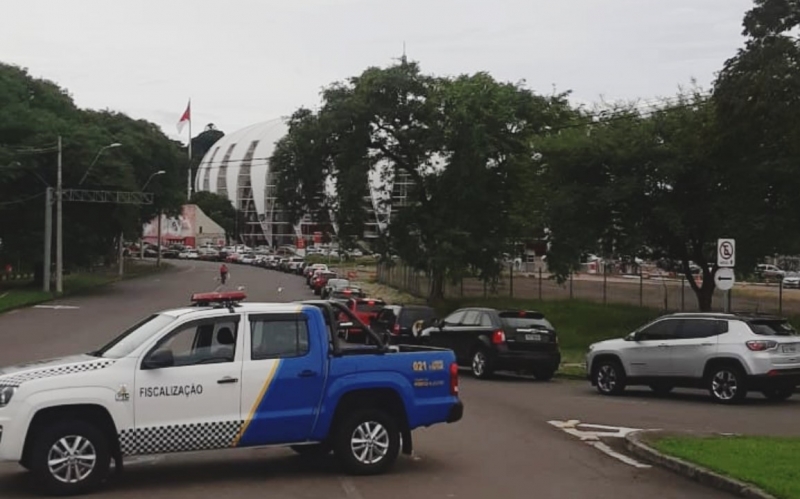 No Beira-Rio, fila de veículos era tão extensa que a vacinação se estendeu até 20h