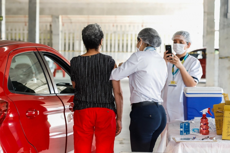 Somente no sábado, 5.266 receberam a vacina nos drive-thrus