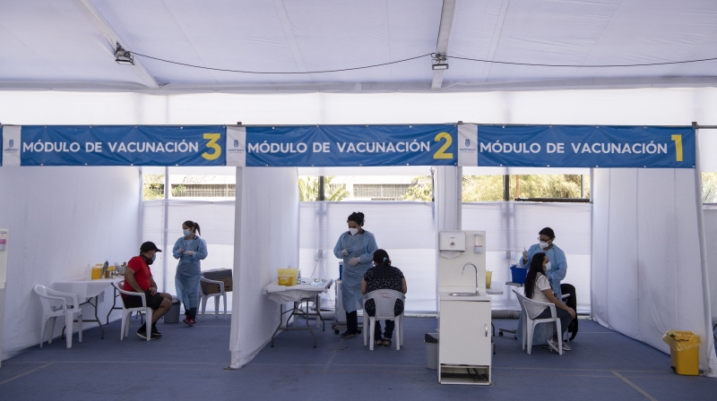 Do total vacinado, 5,1 milhões já receberam as duas doses, o que equivale a 32,7% da população chilena