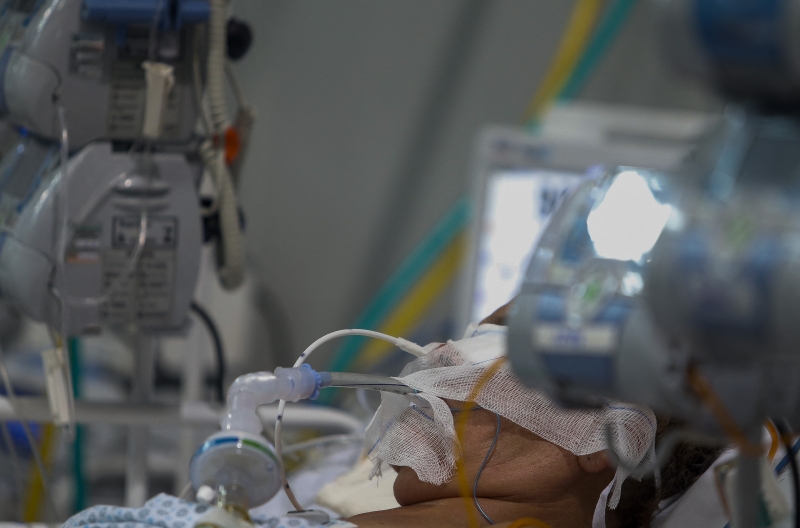 A taxa de ocupação dos leitos de UTI voltou a cair e agora está em 102%