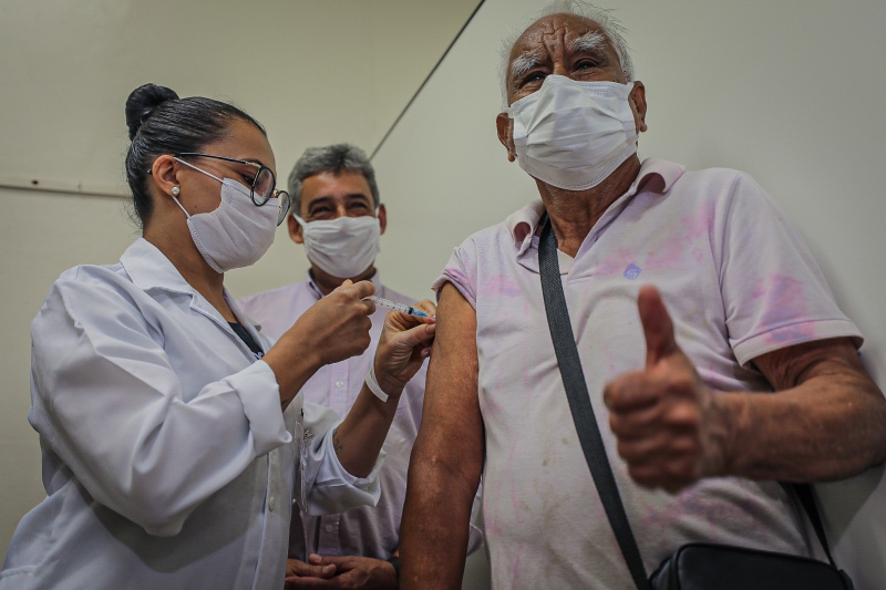 Melo (c) acompanhou a vacinação de Antonio Cardoso, na Unidade de Saúde Santa Marta
