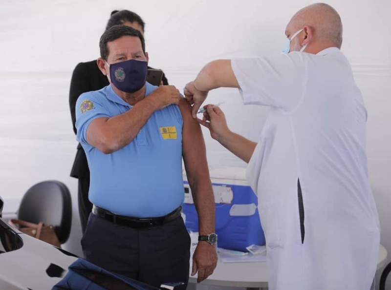 Vacina recebida pelo vice-presidente é uma das duas em aplicação no País contra a Covid-19