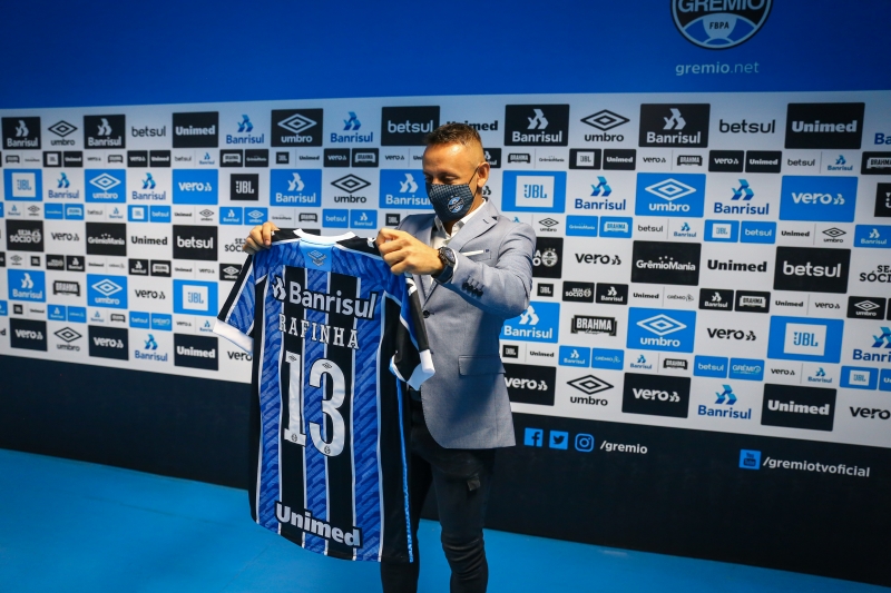 Campeão com o Flamengo, Rafinha assinou até o fim da temporada