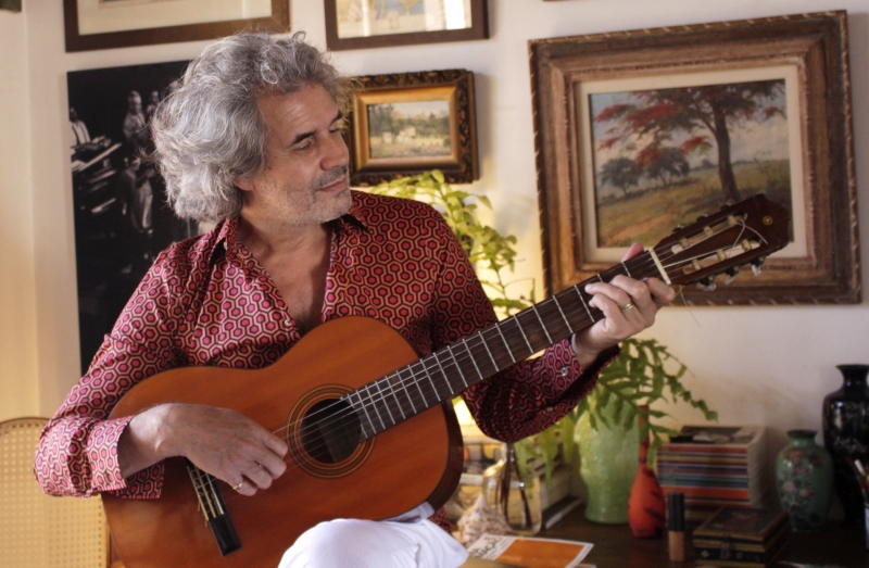 Cantor e compositor porto-alegrense revisita canções de sua trajetória em 'Volume 2'